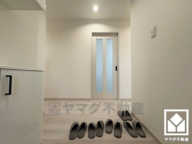 シンプルで洗練された玄関スペース。帰るたびにホッとできる、心地よい住まいの入り口。