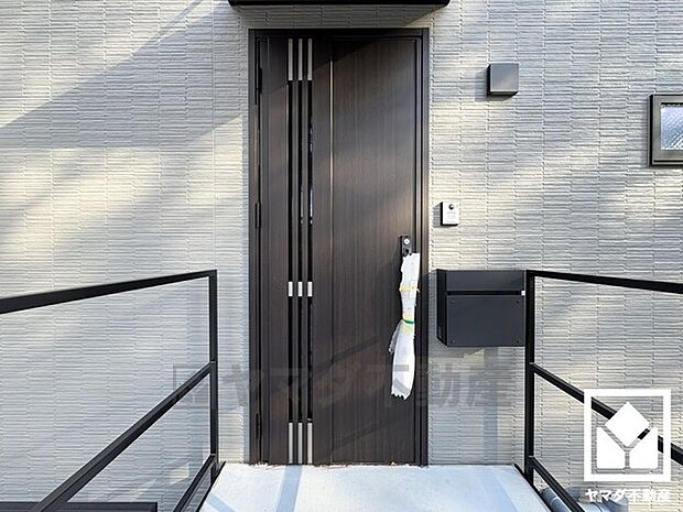 ドアのスリット窓から光が差し込み、外出時にも帰宅時にも、明るい気持ちになれる玄関です。