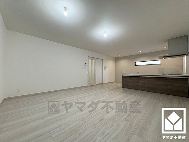 広々20帖のLDKが魅力。家族全員がリラックスできる、ゆったりとした快適リビングで温かい団らんの時間を。