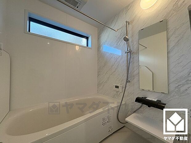 ゆったり足が伸ばせるので、毎日の疲れを癒やすバスタイムを実現。清潔感あふれる空間で、1日の疲れをリフレッシュ。