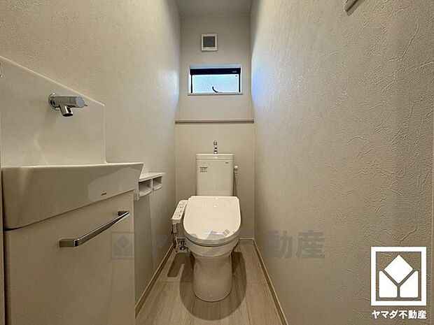 明るく清潔感溢れるトイレです。手洗いが別になっているので、衛生的に使えます。