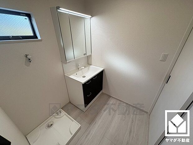 小さなお子様のお風呂上りもこのスペースがあればゆったりとして頂けます。室内洗濯機置場がございますので、天候に左右されず洗濯していただけます。