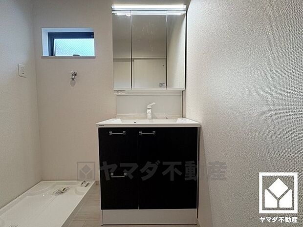 収納付きでスッキリお使い頂ける3面鏡の洗面台です。洗面ボウルが広めなので、忙しい朝でも身支度がしやすく時短になります。