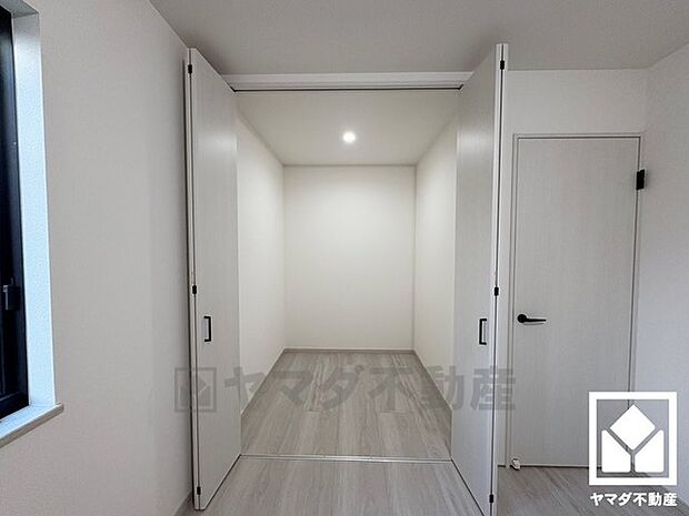 収納力豊富なウォークインクローゼット付き。お洋服はもちろん季節の荷物、趣味の道具や日用品のストックなども収納可能。