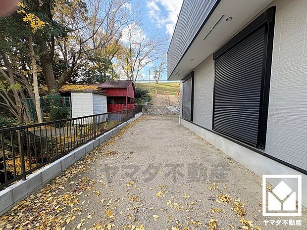 広々としたお庭があるから、子どもたちは思いきり走り回れる。休日は家族でバーベキューやプール遊びを楽しめる、笑顔あふれる住まい。