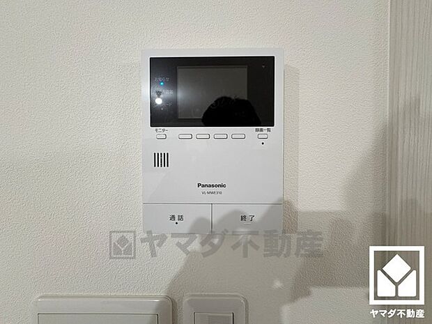 突然の来訪時でも安心なモニター付きインターホンを完備。お留守番中のお子様でも簡単に来訪者の確認ができます。