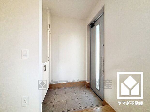 玄関にはシューズボックスを完備。家族の靴もしっかり収納できるので、玄関がいつも片付き、気持ちよくお客様を迎えられます。お出かけの前のチェックにも便利な鏡付きです。お問合せお待ちしております。