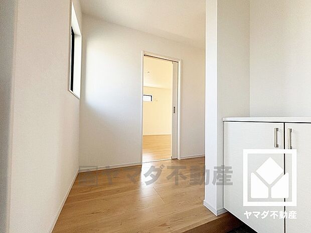 シンプルで洗練された玄関スペース。帰るたびにホッとできる、心地よい住まいの入り口。