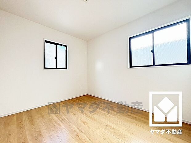 2面採光の窓からは明るい光が降り注ぎます。柔らかな光が差し込むお部屋で、快適で落ち着いた生活をお送りいただけます。