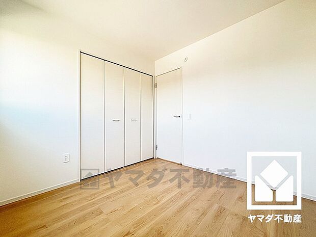 約4.5帖の洋室です。大きなクローゼット付きのお部屋で整理整頓しやすいです。