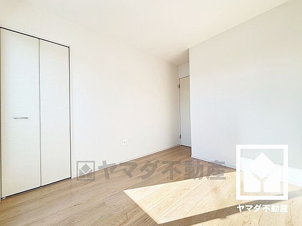 約5.2帖の南側洋室です。お子様のお部屋などにも丁度良い広さです。