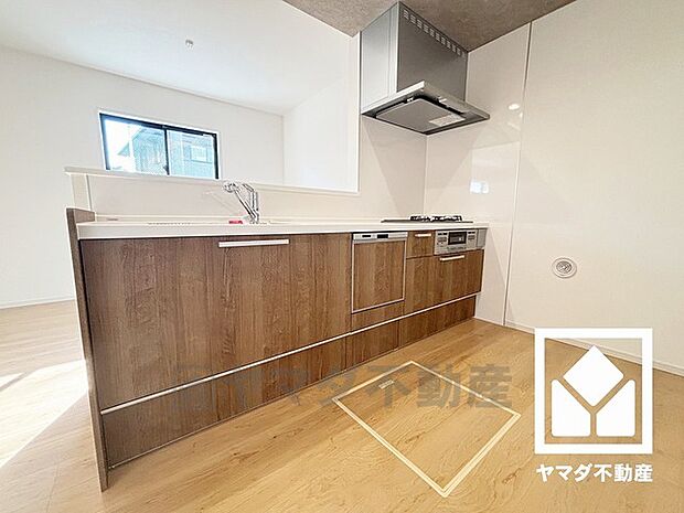 キッチンには床下収納がございます。災害時の非常食や食料品のストックなどを保存できます。