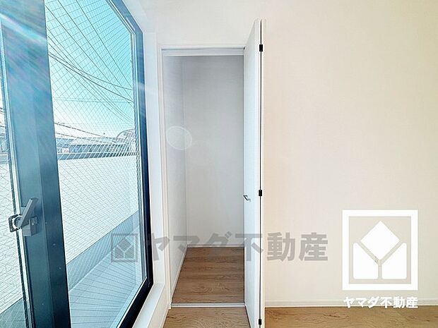 クローゼットは奥行きがあるので、収納力も申し分ありません。