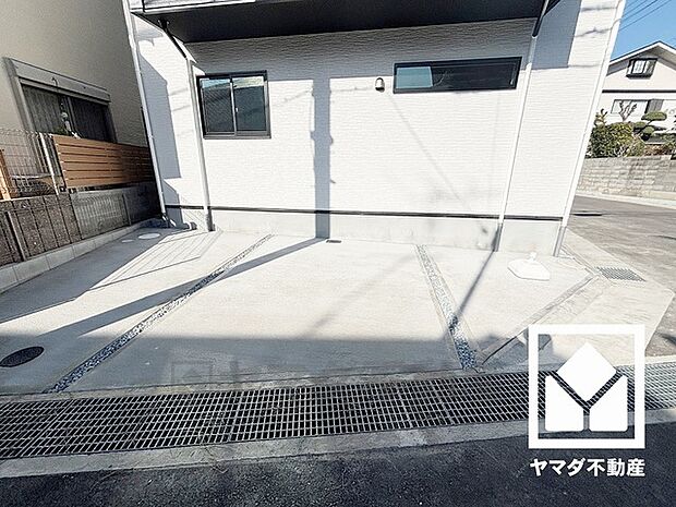 駐車スペース確保。玄関のそばで荷物の上げ下ろしができるので便利です。