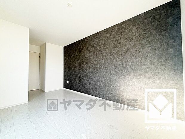 アクセントクロスを取り入れたデザイン性の高い洋室で、リラックスしたひとときを過ごせます。