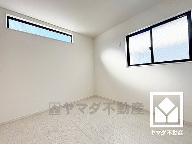 約5.2帖の洋室です。2面採光の窓からは明るい光が降り注ぎます。柔らかな光が差し込むお部屋で、快適で落ち着いた生活をお送りいただけます。