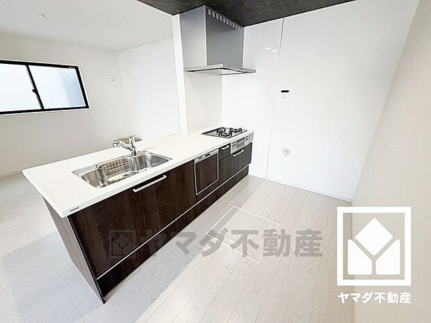 キッチンには床下収納がございます。災害時の非常食や食料品のストックなどを保存できます。