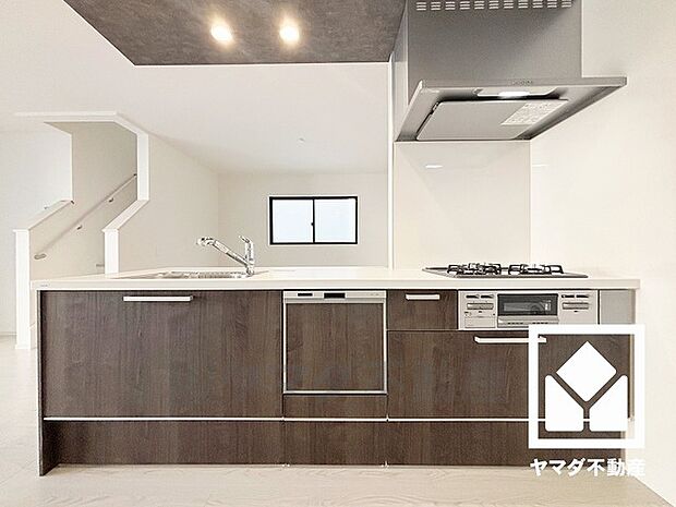 フラットタイプのカウンターキッチンなので配膳や片付けがしやすく、お料理中でもお子様の様子が分かって安心です。