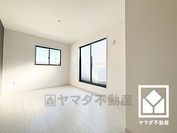 約7.5帖の洋室です。バルコニーにつながるお部屋で、通風・陽当たり良好。