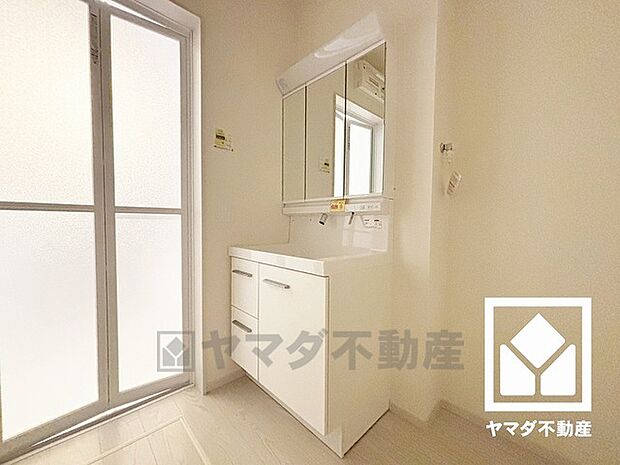 収納付きでスッキリお使い頂ける3面鏡の洗面台です。洗面ボウルが広めなので、忙しい朝でも身支度がしやすく時短になります。