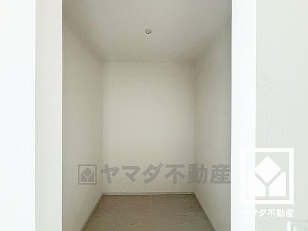 収納力豊富なウォークインクローゼット付き。お洋服はもちろん、スーツケースなどの大物もしっかり収納できます。