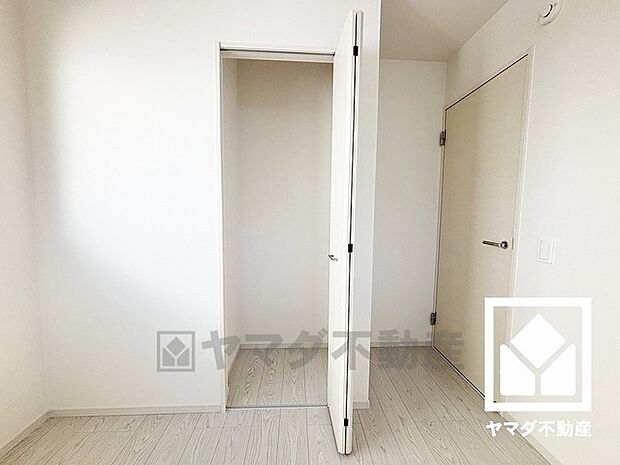 クローゼットは奥行きがあるので、収納力も申し分ありません。