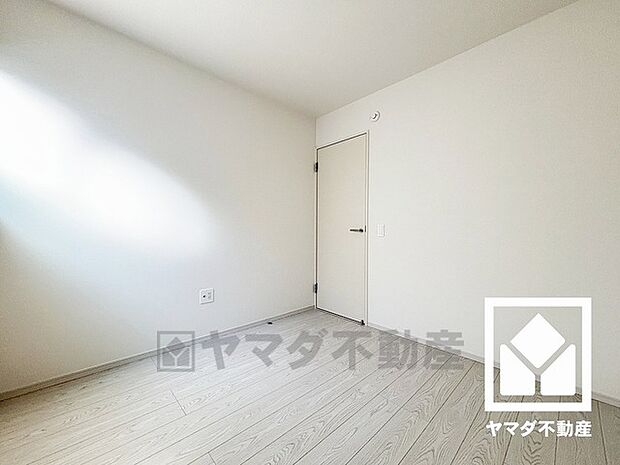 約4.5帖の南側洋室です。独立した居室なのでプライベートな時間をゆったり過ごせそうです。