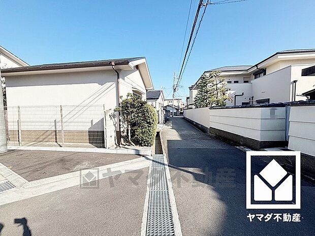 阪急電鉄神戸線「武庫之荘」駅まで徒歩約21分の立地。「マルハチ武庫之荘店」まで徒歩10分、「武庫南小学校」まで徒歩4分など、毎日の通勤・通学だけでなく、日常のお買い物まで利便性に優れています。