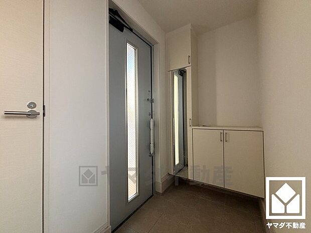 玄関にはシューズボックスを完備。家族の靴もしっかり収納できるので、玄関がいつも片付き、気持ちよくお客様を迎えられます。お出かけの前のチェックにも便利な鏡付きです。