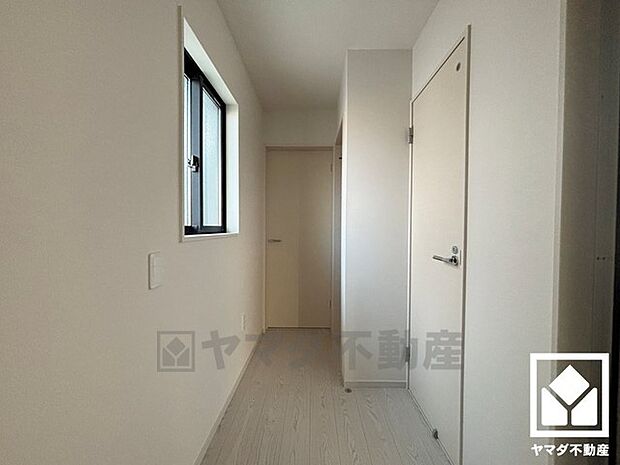 シンプルで洗練された玄関スペース。帰るたびにホッとできる、心地よい住まいの入り口。