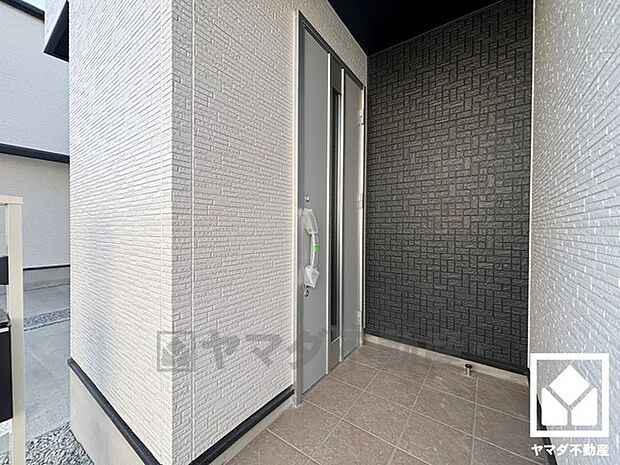 ドアのスリット窓から光が差し込み、外出時にも帰宅時にも、明るい気持ちになれる玄関です。