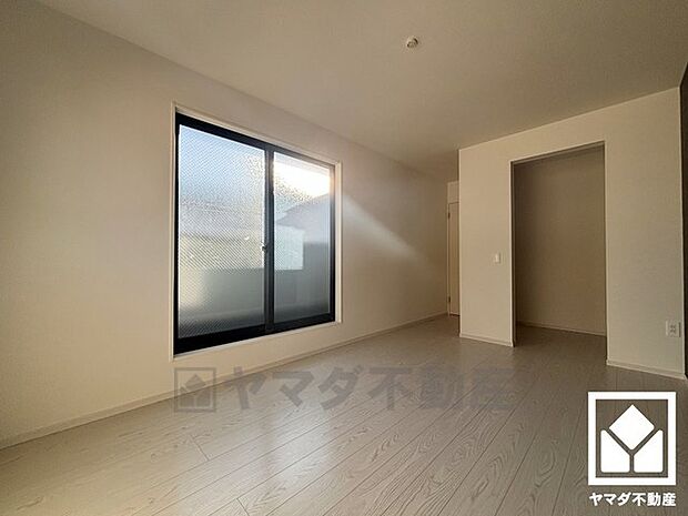 バルコニーにつながるお部屋で、通風・陽当たり良好。
