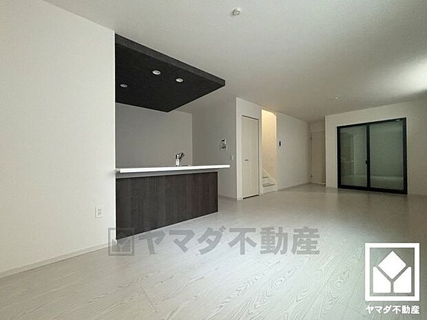 広々18.5帖のLDKが魅力。家族全員がリラックスできる、ゆったりとした快適リビングで温かい団らんの時間を。