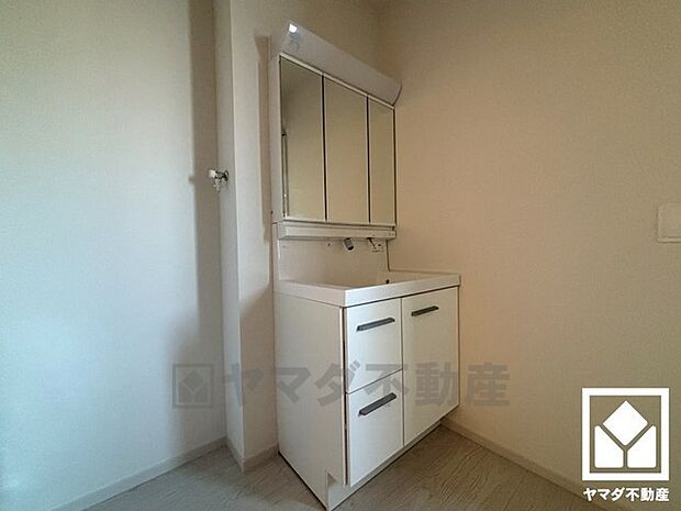 収納付きでスッキリお使い頂ける3面鏡の洗面台です。洗面ボウルが広めなので、忙しい朝でも身支度がしやすく時短になります。