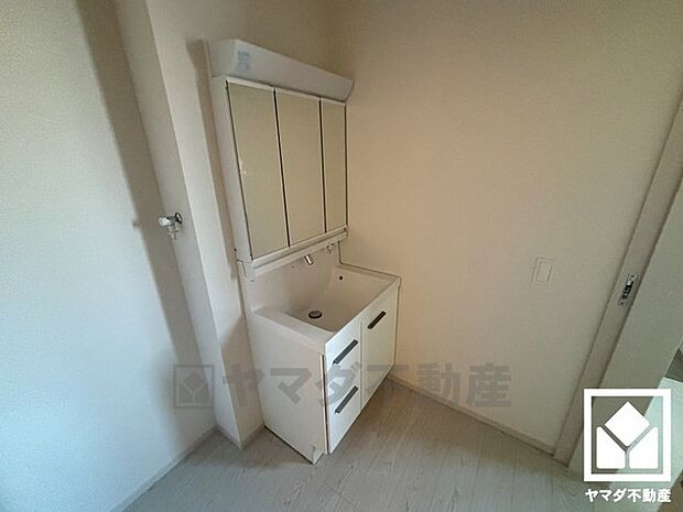 室内洗濯機置場がございますので、天候に左右されず洗濯していただけます。上部に棚があるので消耗品などをスッキリ置けるのも嬉しいポイント。