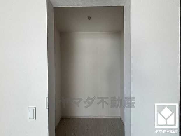 収納力豊富なウォークインクローゼット付き。お洋服はもちろん、スーツケースなどの大物もしっかり収納できます。