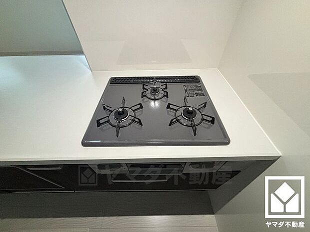 毎日の料理がもっとスムーズに。便利な3口コンロ付きキッチン。