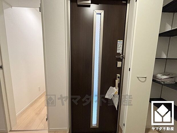 シンプルで洗練された玄関デザイン。帰るたびにホッとできる、心地よい住まいの入り口。