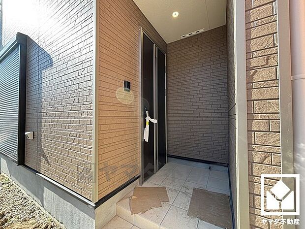 ドアのスリット窓から光が差し込み、外出時にも帰宅時にも、明るい気持ちになれる玄関です。人感センサー付き玄関灯が設置されています。