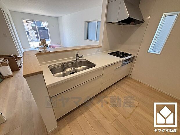 カウンターキッチンなので配膳や片付けがしやすく、お料理中でもお子様の様子が分かって安心です。キッチン横には窓がございますので、昼間は手元が明るく、お料理がはかどります。