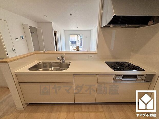 毎日の料理がもっとスムーズに。便利な3口コンロ付きキッチン。災害時の非常食や食料品のストックなども保存できる床下収納がございます。