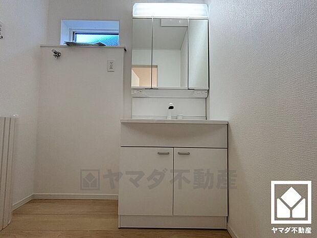 収納付きでスッキリお使い頂ける3面鏡の洗面台です。洗面ボウルが広めなので、忙しい朝でも身支度がしやすく時短になります。