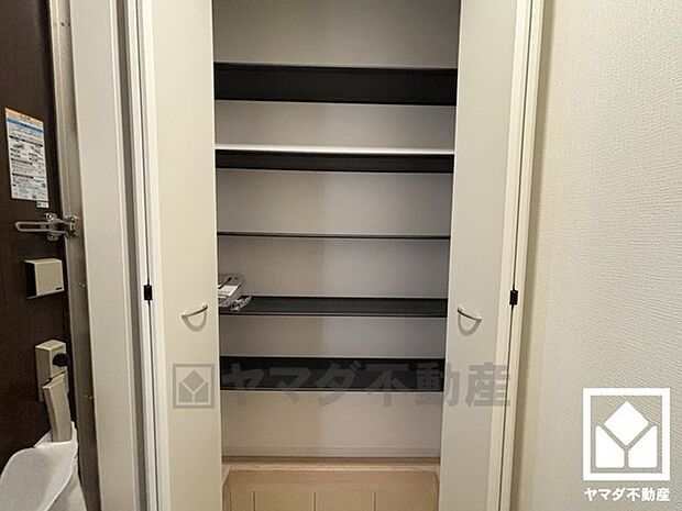 玄関にはシューズボックスを完備。家族の靴もしっかり収納できるので、玄関がいつも片付き、気持ちよくお客様を迎えられます。