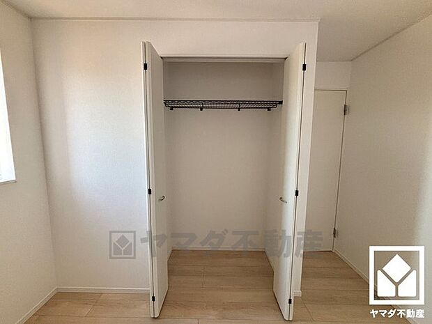 クローゼットは奥行きがあるので、収納力も申し分ありません。