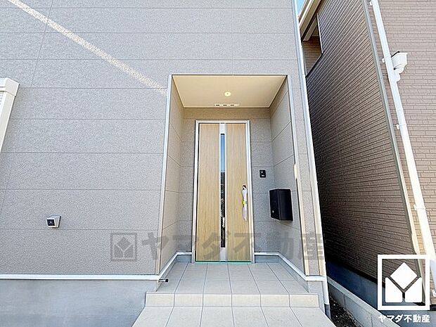 ドアのスリット窓から光が差し込み、外出時にも帰宅時にも、明るい気持ちになれる玄関です。人感センサー付き玄関灯が設置されています。