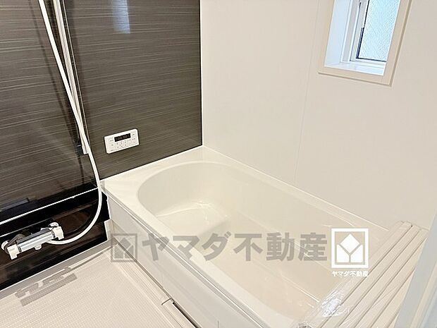 1日の疲れを癒す浴室でゆったりリフレッシュ。小窓が付いているので、こもりがちな湿気もすぐ取り除くことができます。