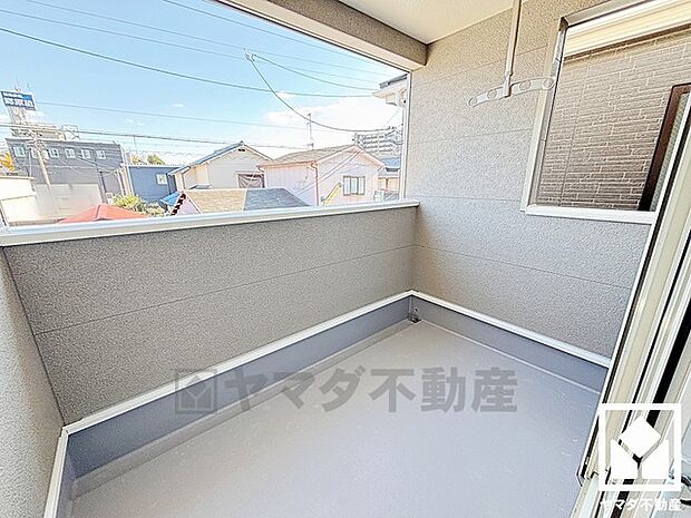 東側バルコニーのため、朝日が気持ちよく入り爽やかな一日を始められます。インナーバルコニーなので急な雨の日も安心ですね。