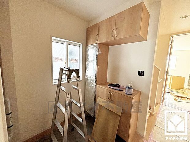 玄関にはシューズボックスを完備。家族の靴もしっかり収納できるので、玄関がいつも片付き、気持ちよくお客様を迎えられます。お出かけの前のチェックにも便利な鏡付きです。