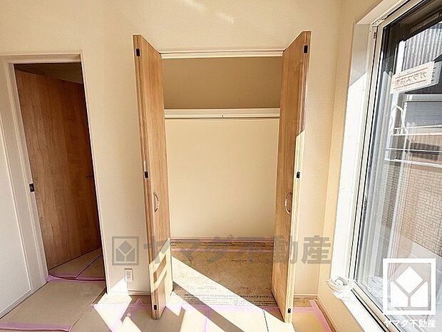 クローゼットは奥行きがあるので、収納力も申し分ありません。お洋服はもちろん、スーツケースなどの大物もしっかり収納できます。