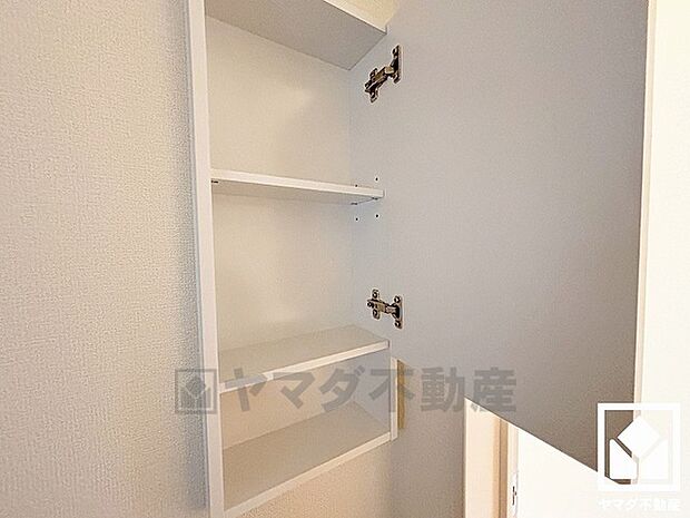 各階ともトイレットペーパーのストックや消耗品置き場などとしてお使いいただける棚がございます。